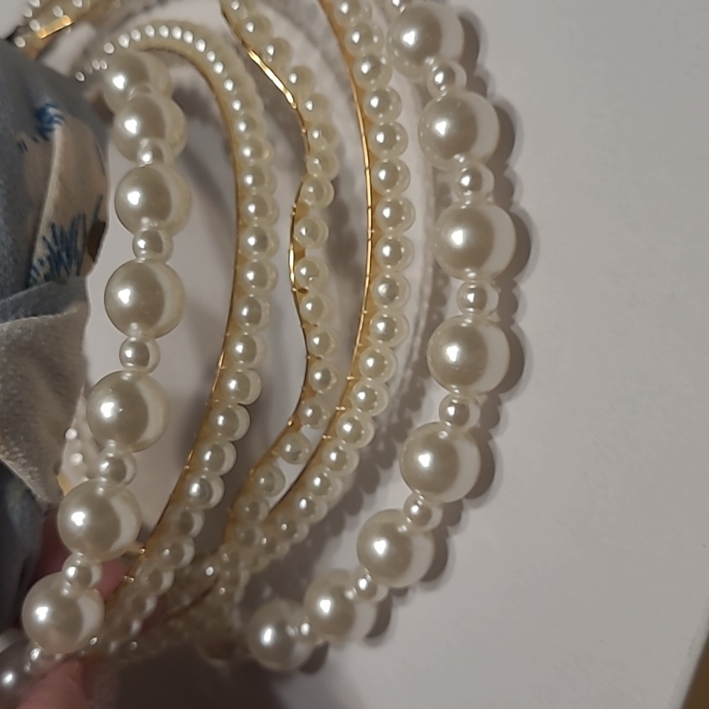 5 Elegant Pearl and 1 Floral Fabric Headbands - Picture 4 of 4
